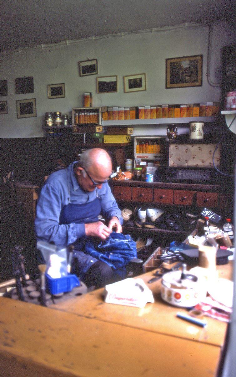 "Unser" Schuster bei der Arbeit