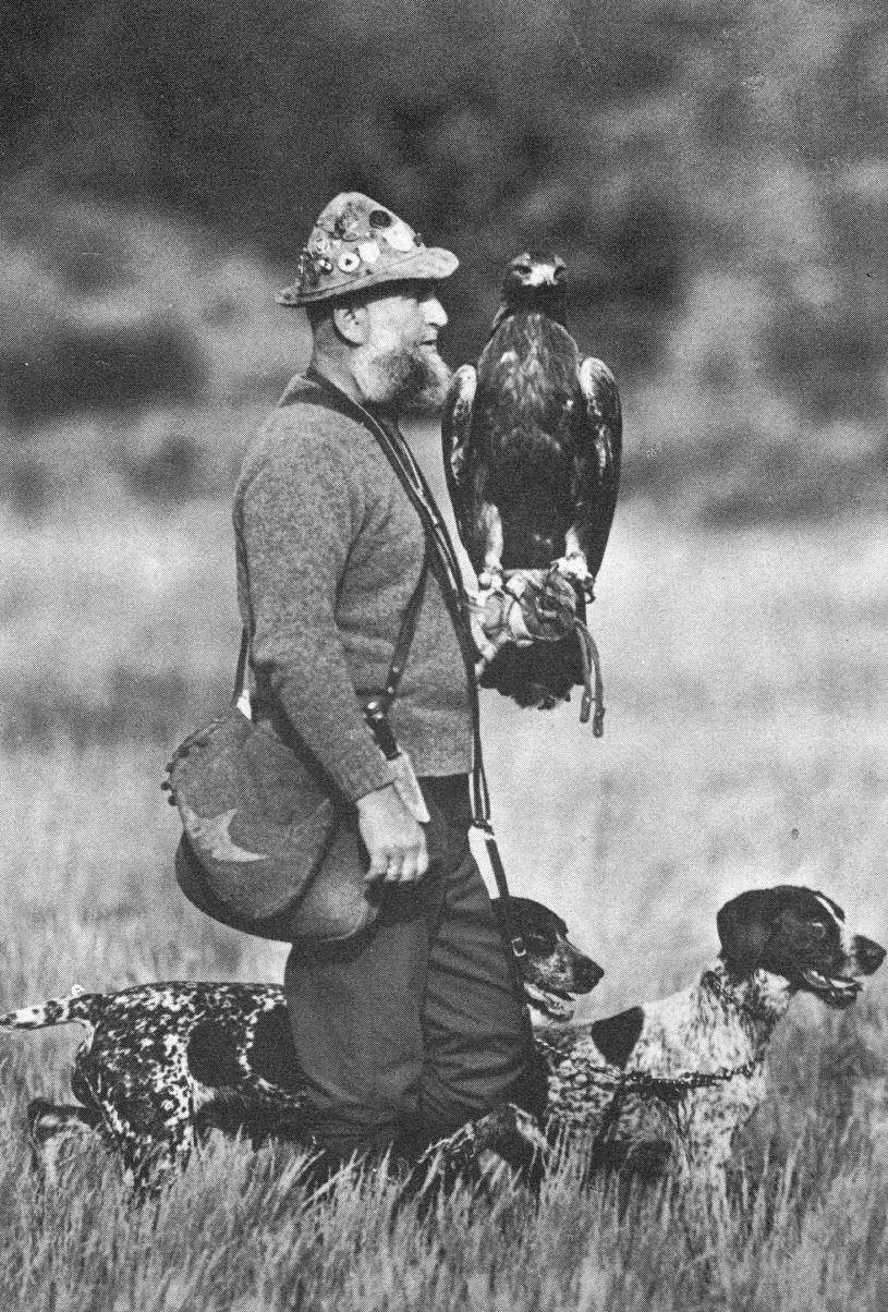 Hans Brehm mit seinem Köngsadler