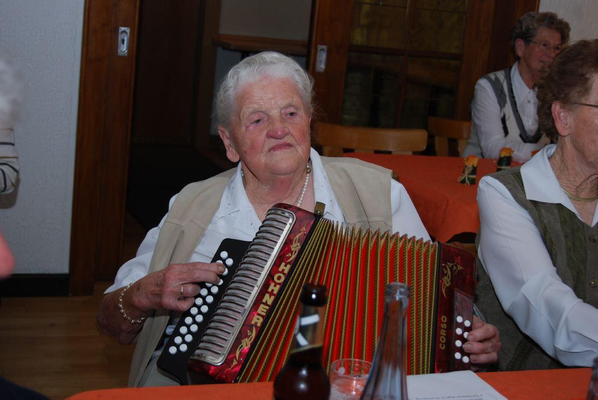 Hannah Honig mit dem Schifferklavier